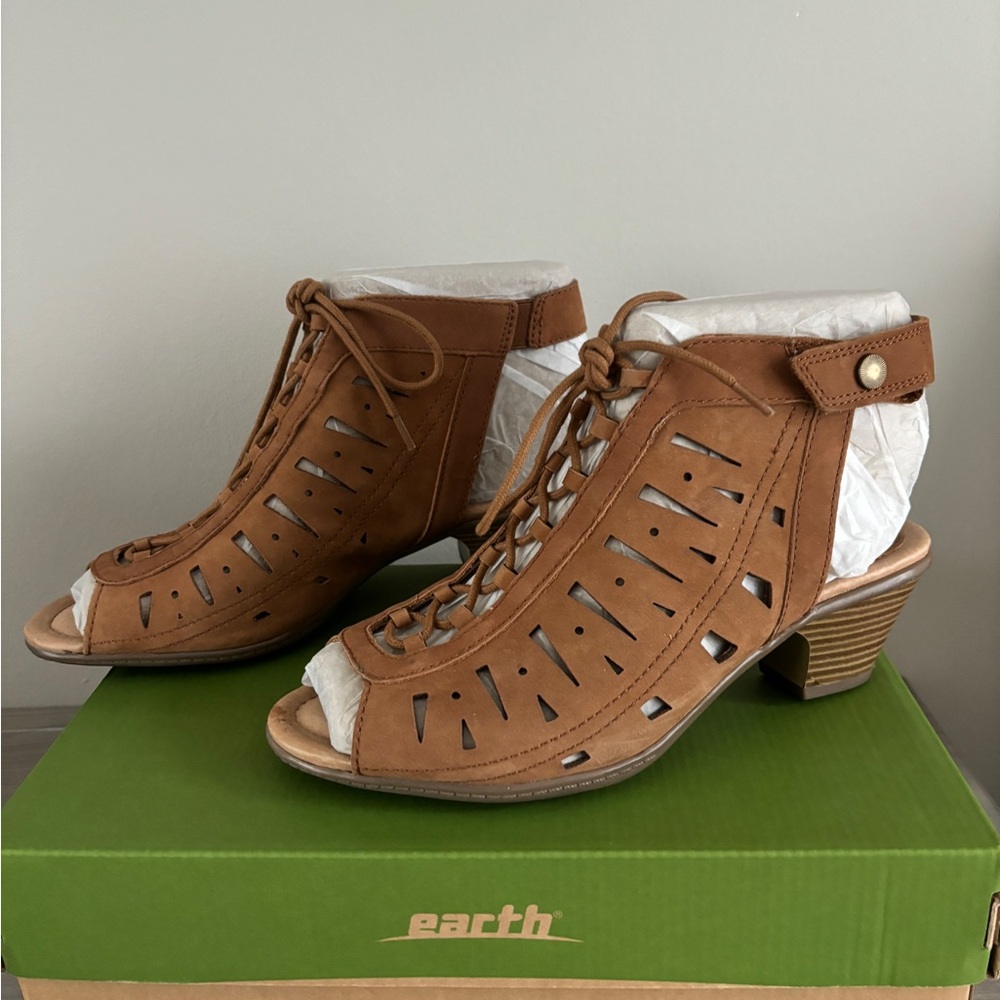 NEW IN BOX EARTH NUBUCK LACE-UP SANDALS SIZE 8